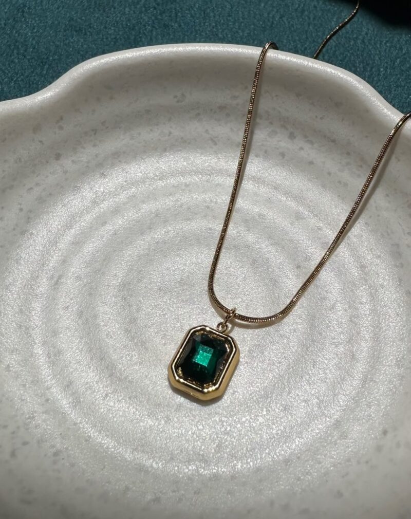 Green pendant chain