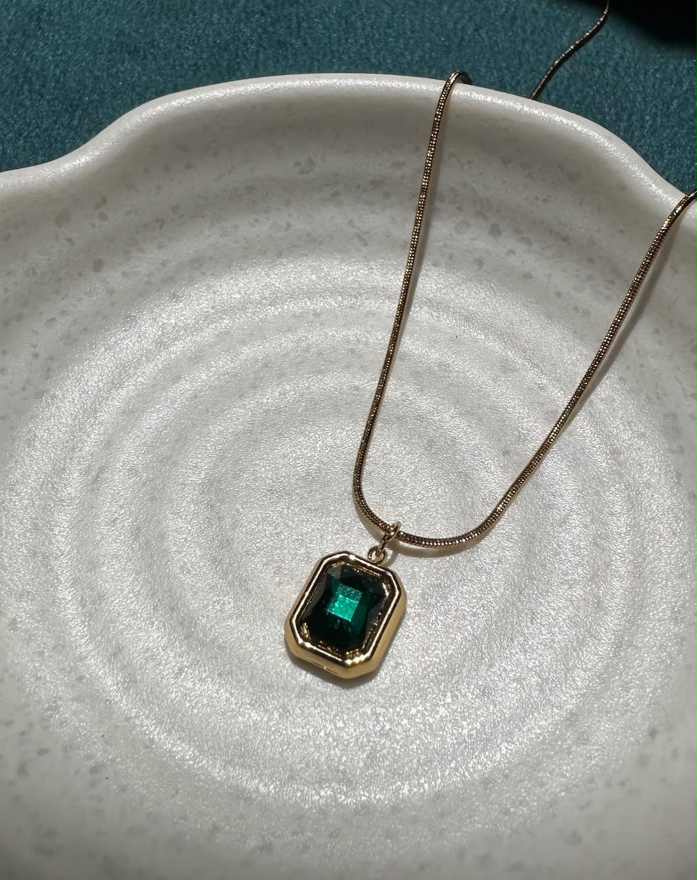 Green pendant chain - Image 1