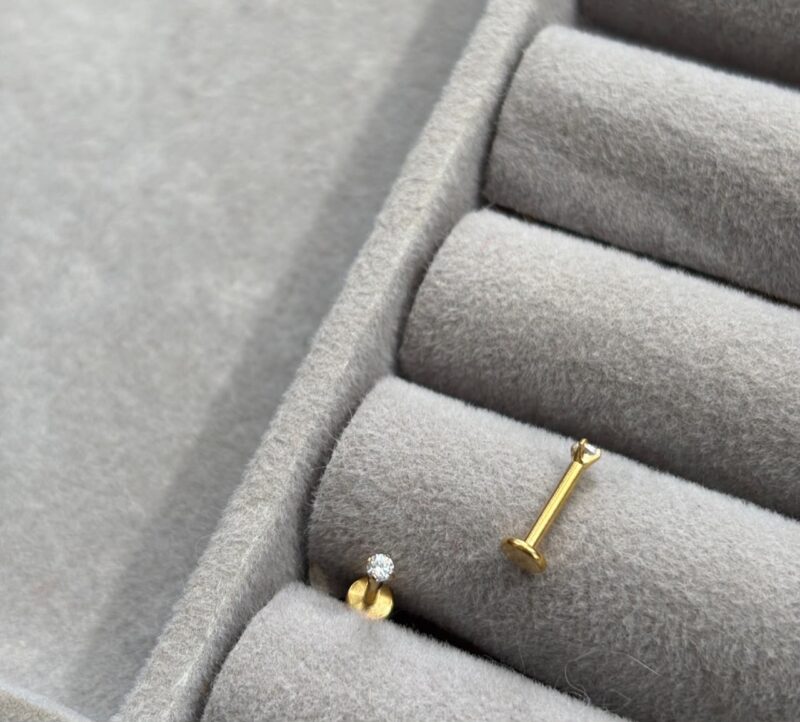 Stone stud (pair)