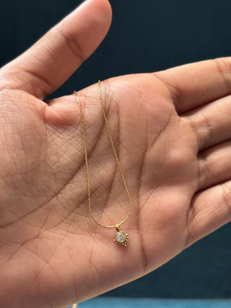 White pendant chain