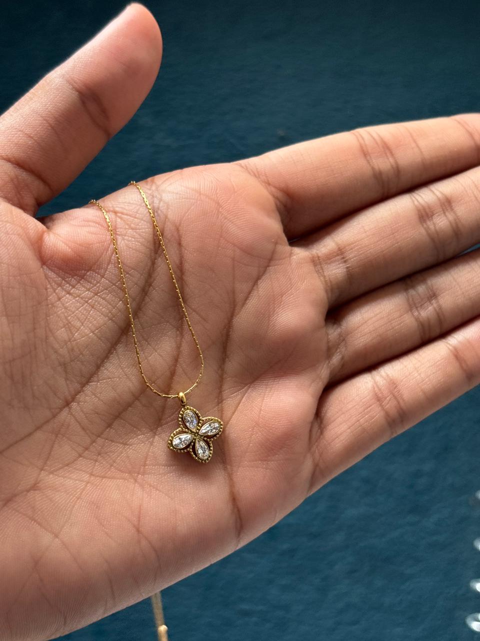 White pendant chain - Image 1