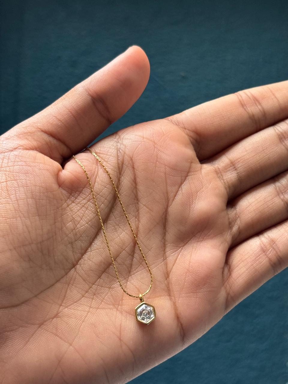 White pendant chain - Image 1