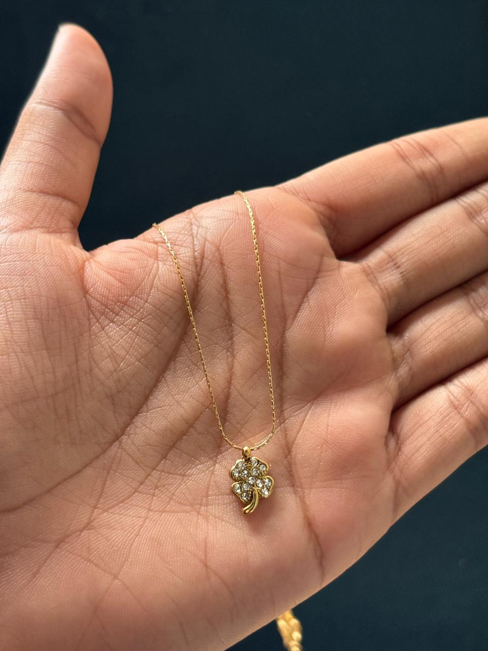 Leaf stone pendant (white) - Image 1
