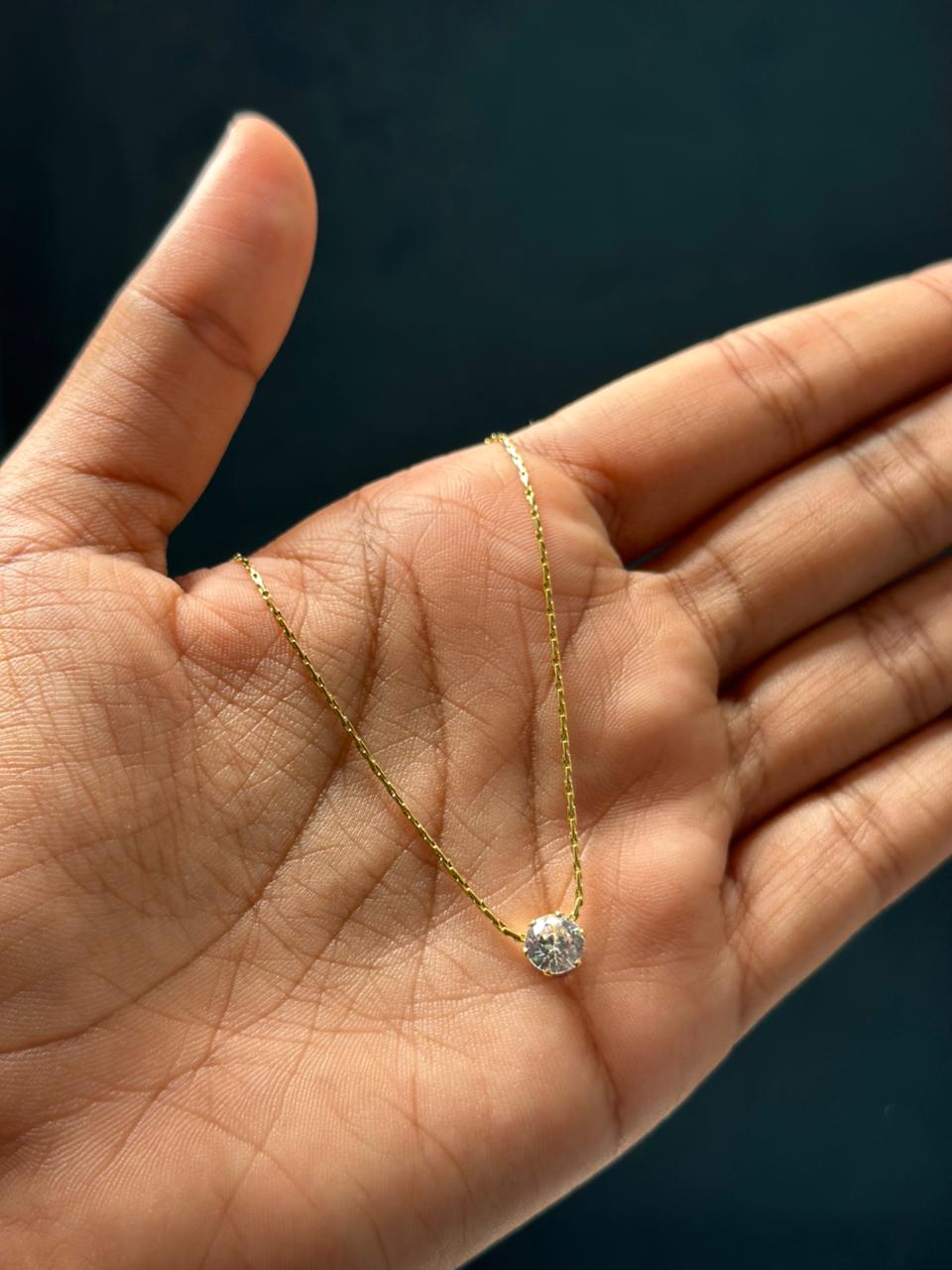 Single stone pendant (white) - Image 1