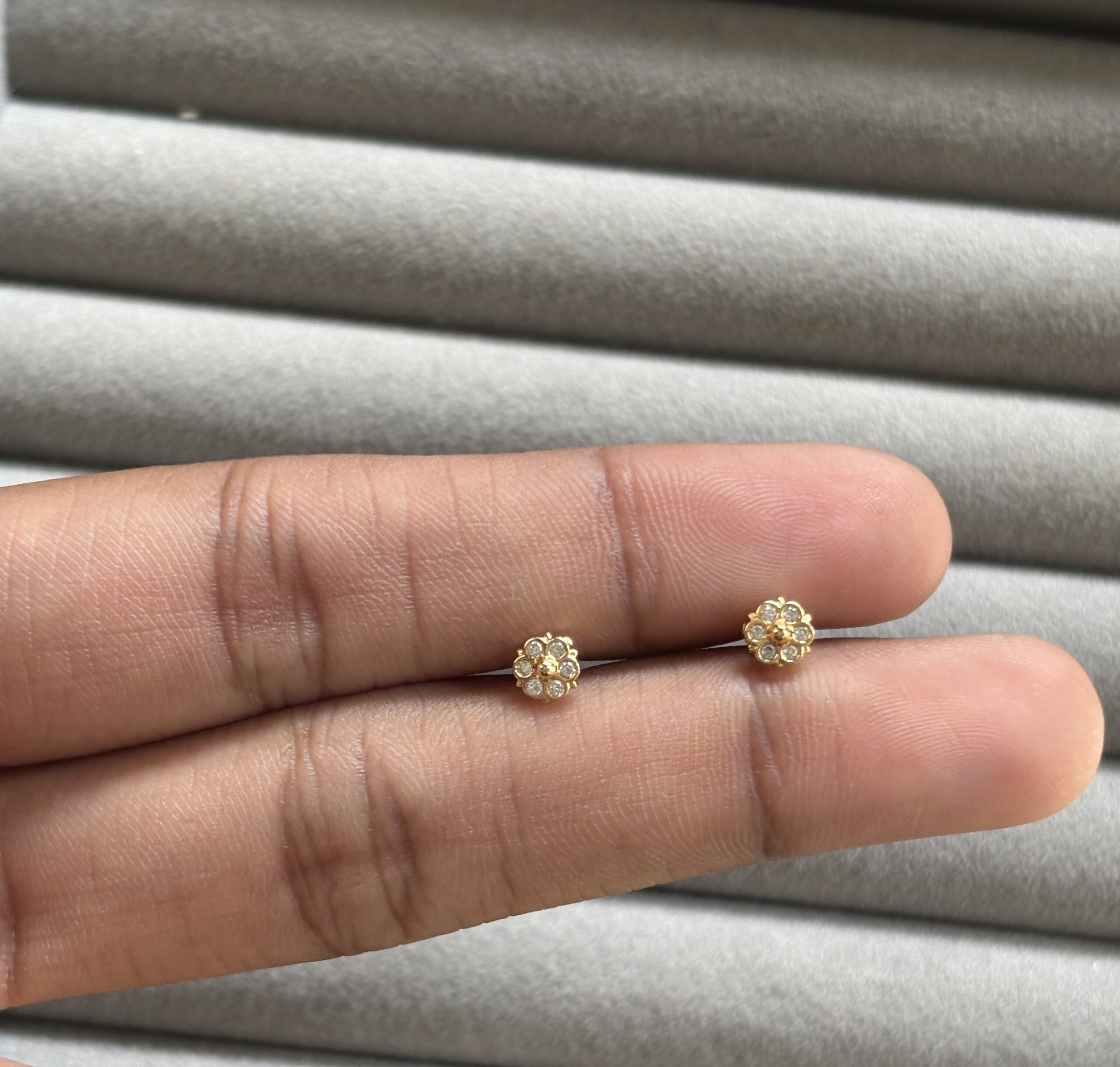 Daisy second stud microplated - Image 1