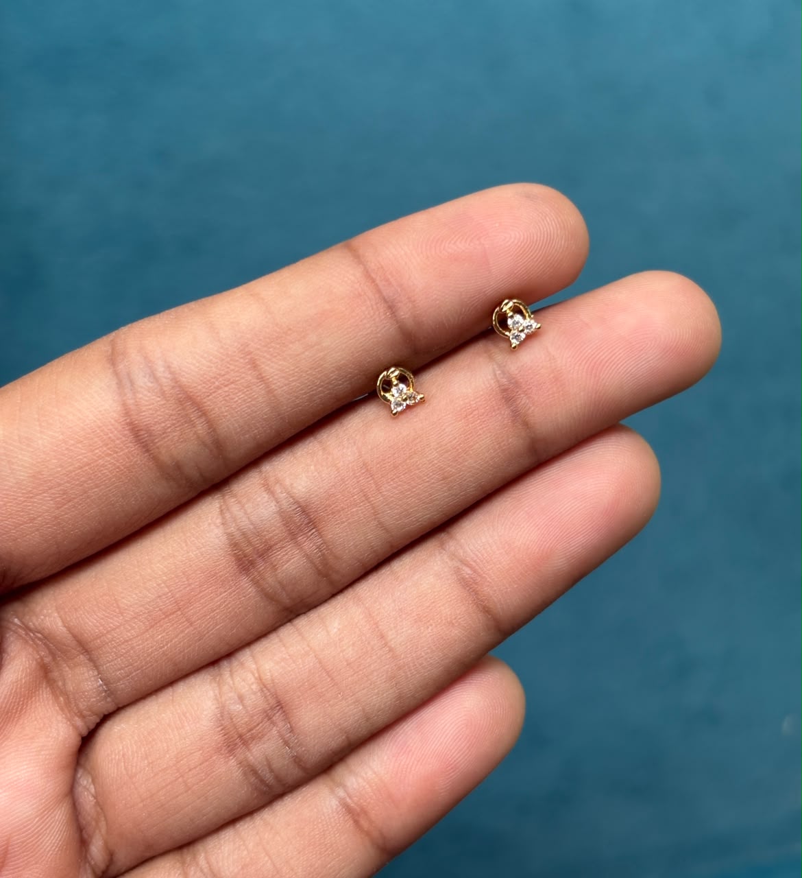 Stone with round microplated second stud - Image 1