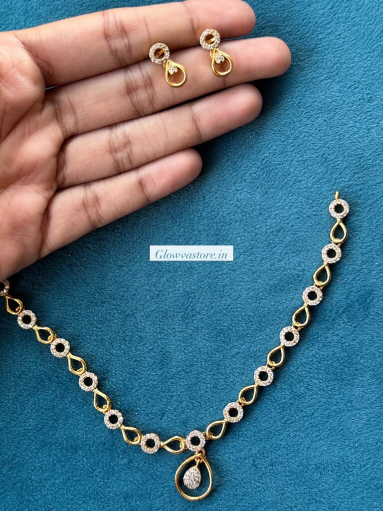 minimal neckpiece set