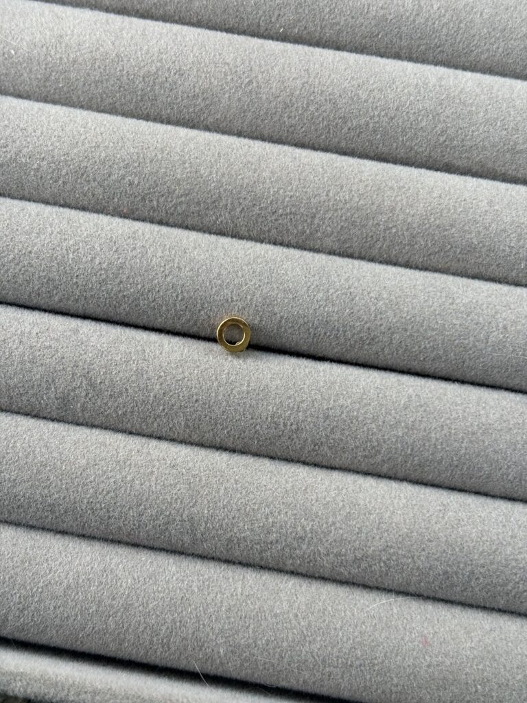 Round disc stud men