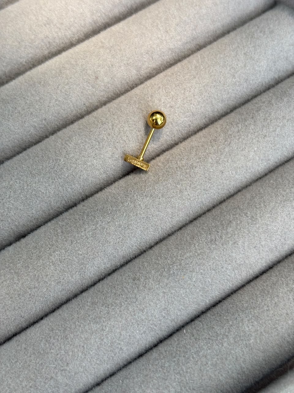 triangle stud - Image 1