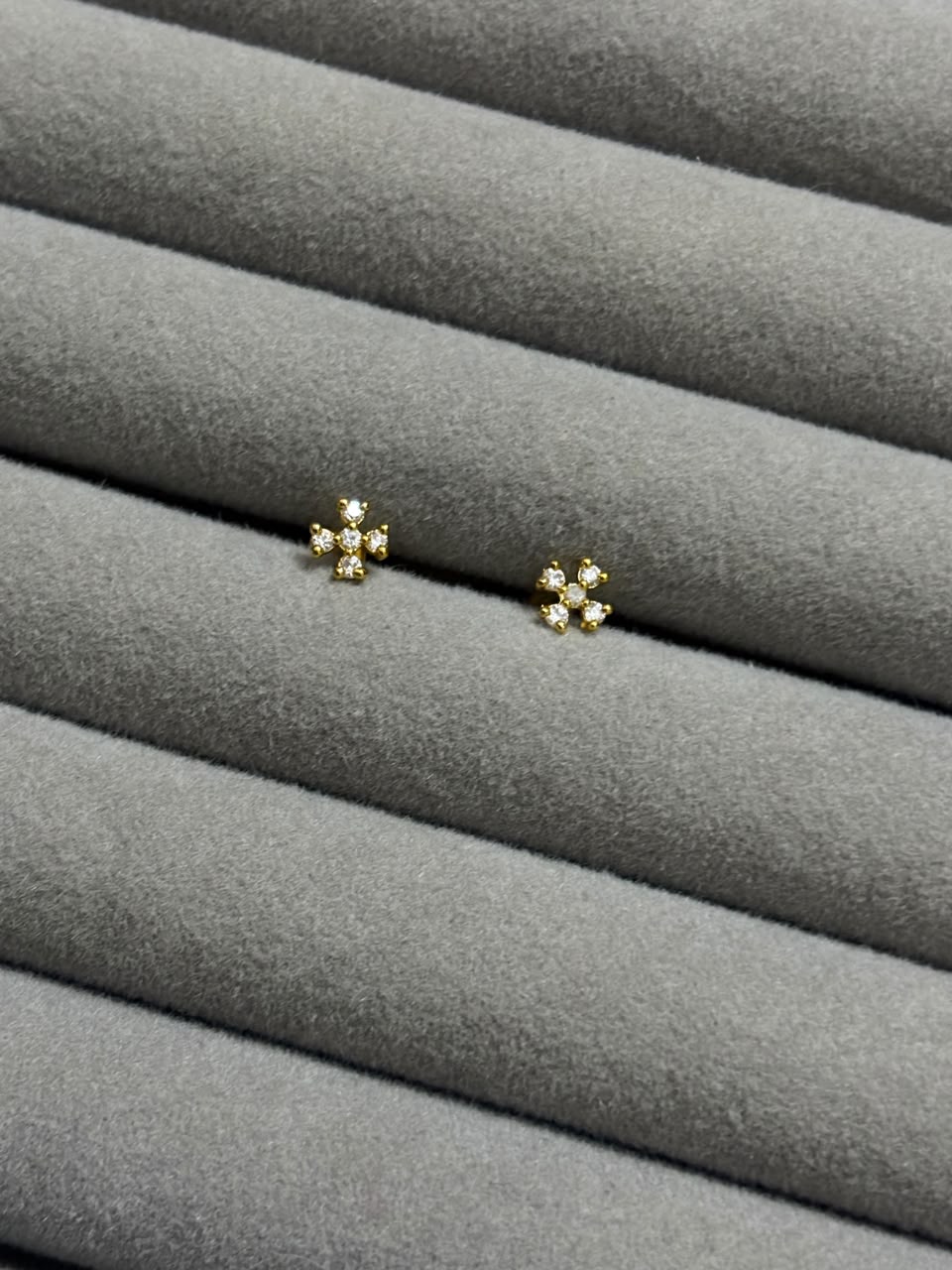 Floral 2 stud microplated - Image 1