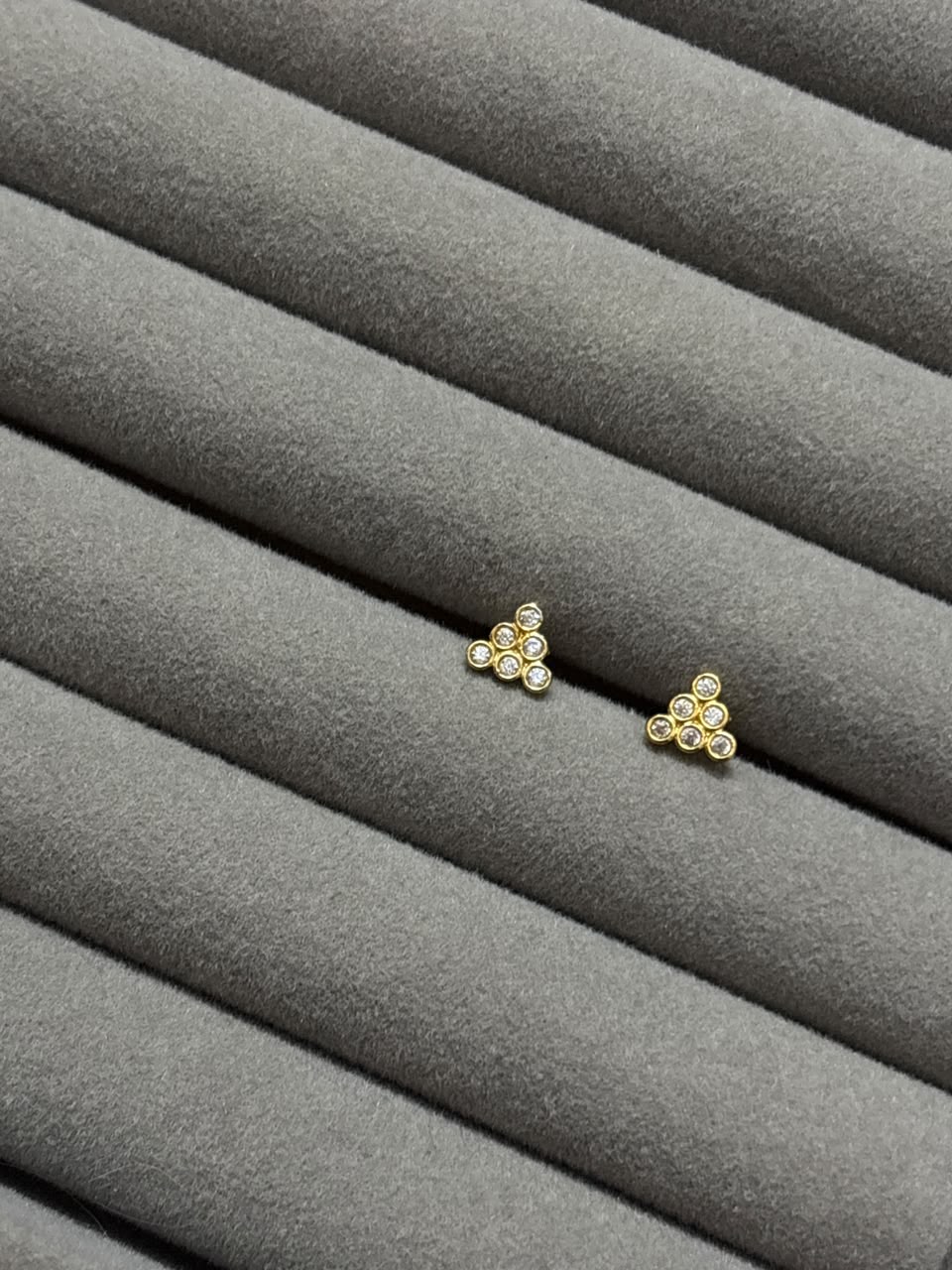 Triangle stud microplated - Image 1