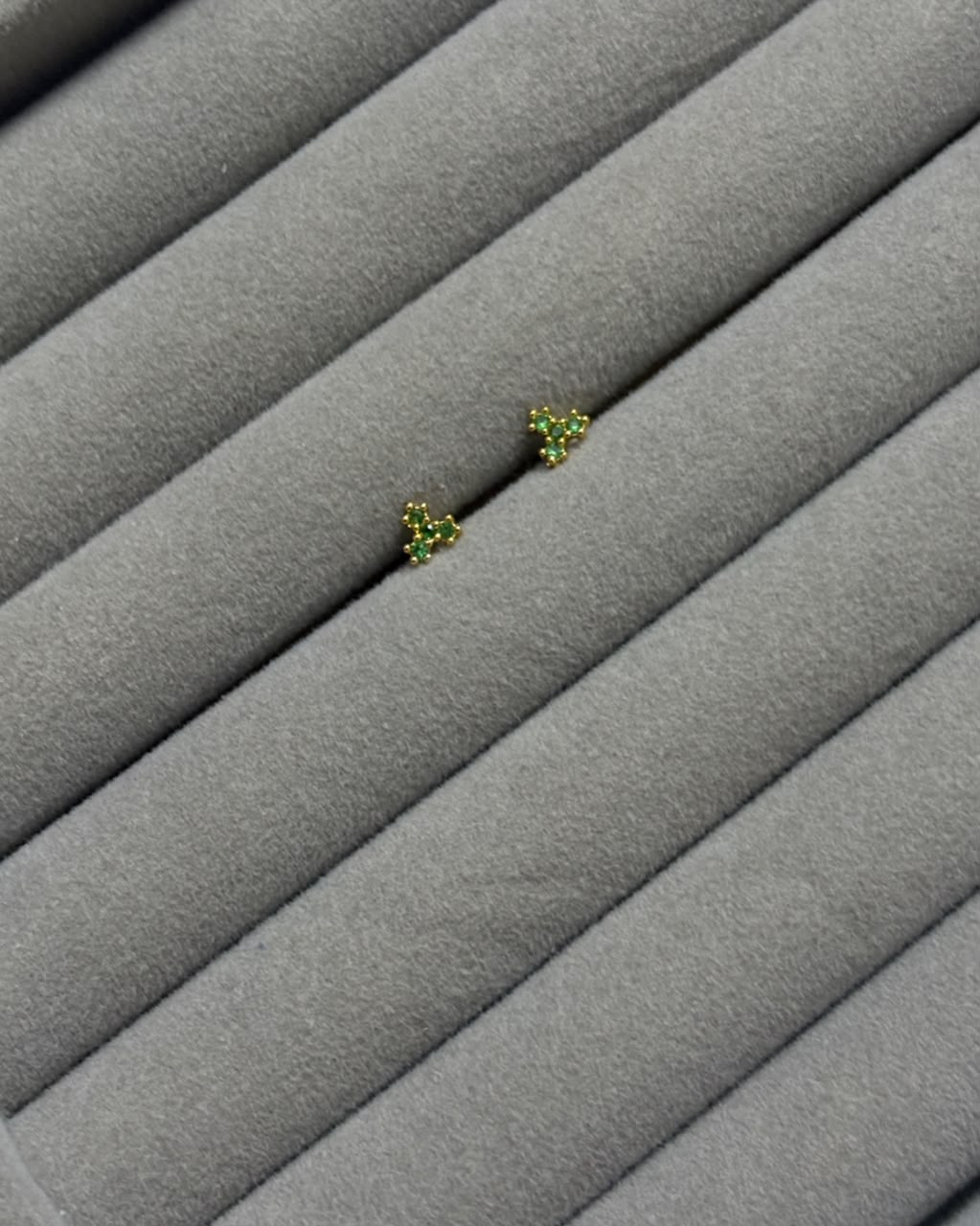 Green stone stud microplated - Image 1