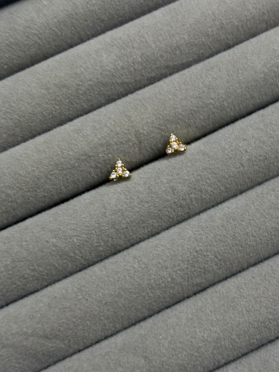 Triple stone stud microplated - Image 1
