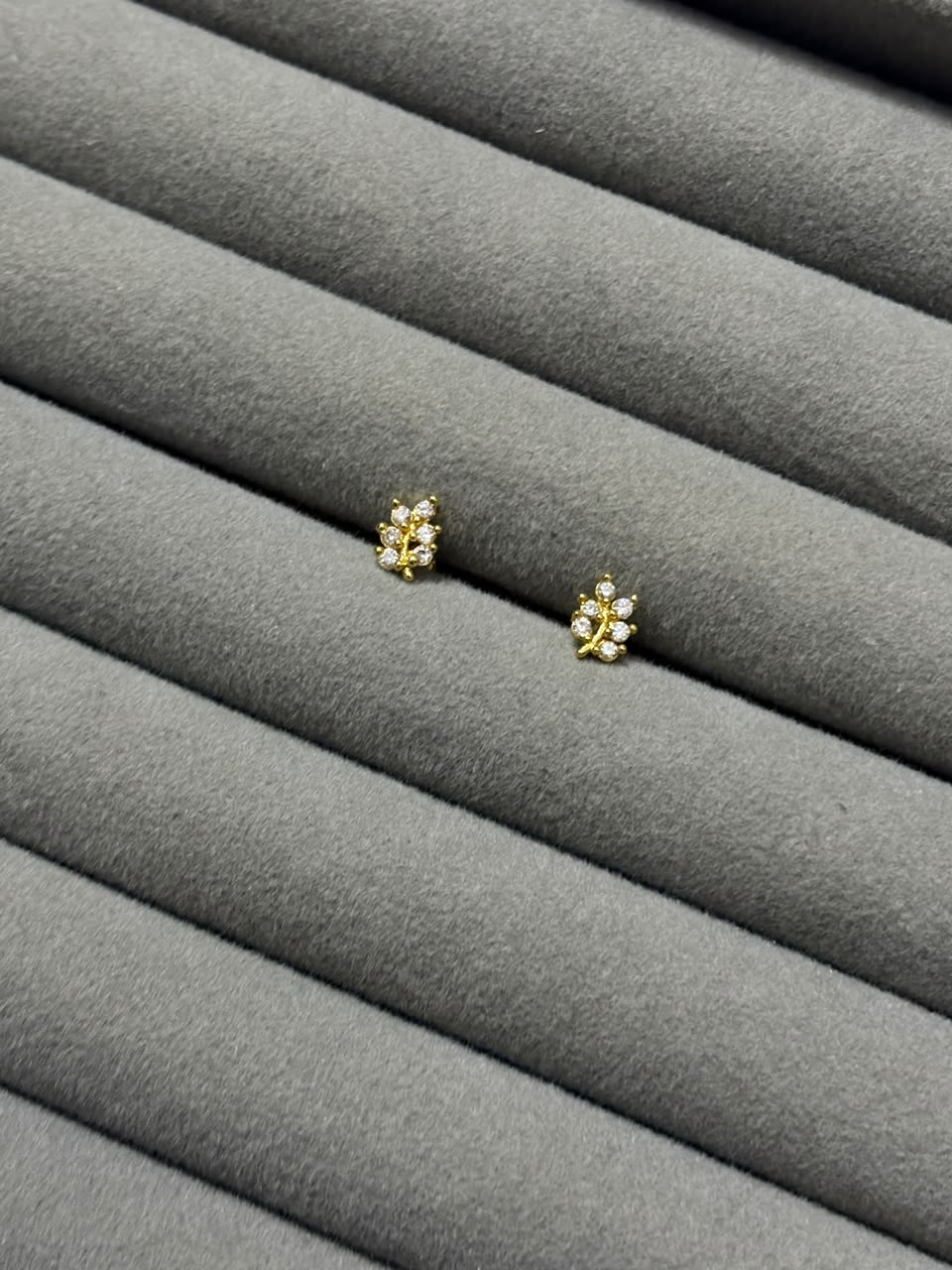 Leaf stud 3 microplated - Image 1