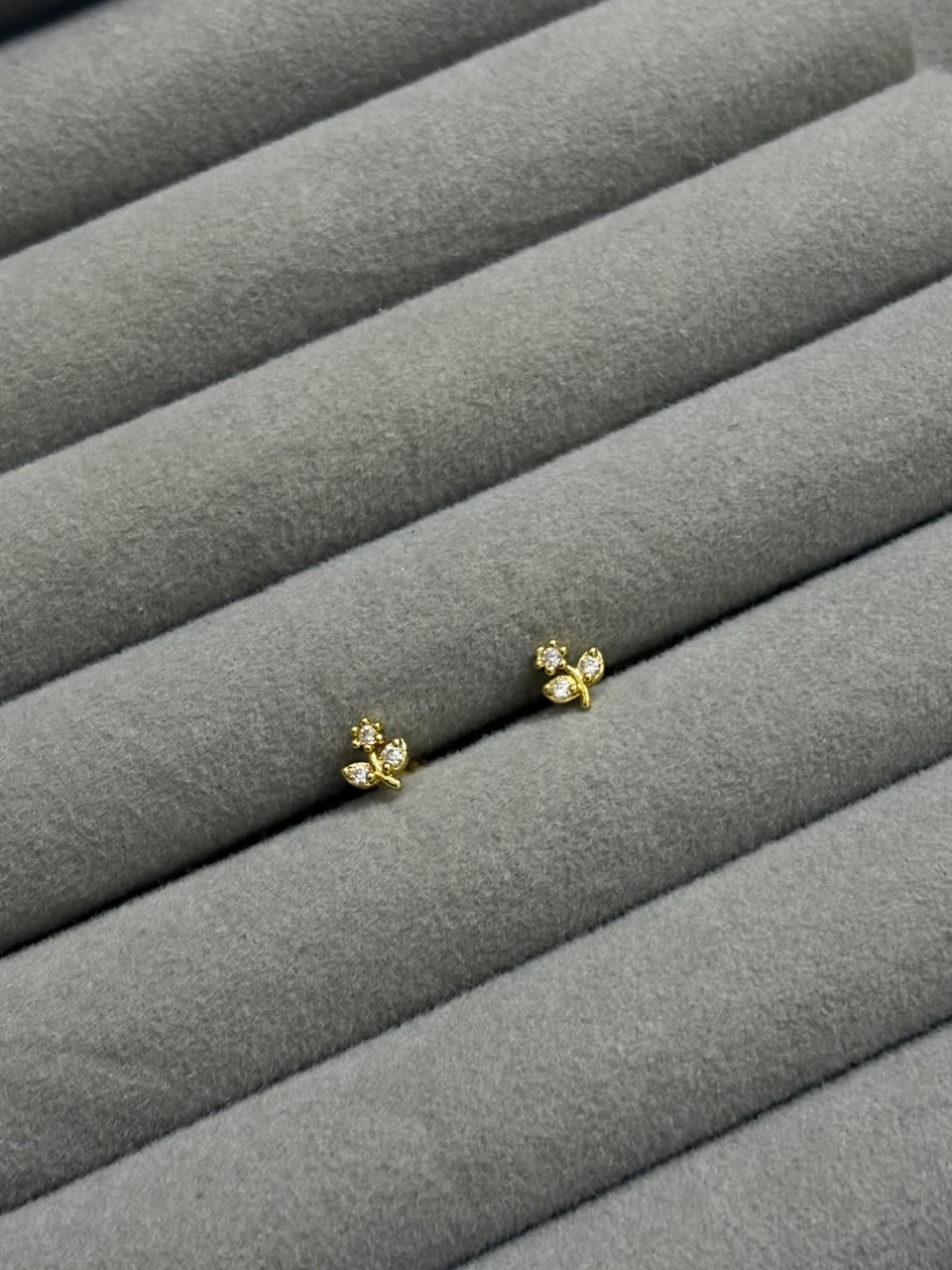 Small leaf stud microplated - Image 1
