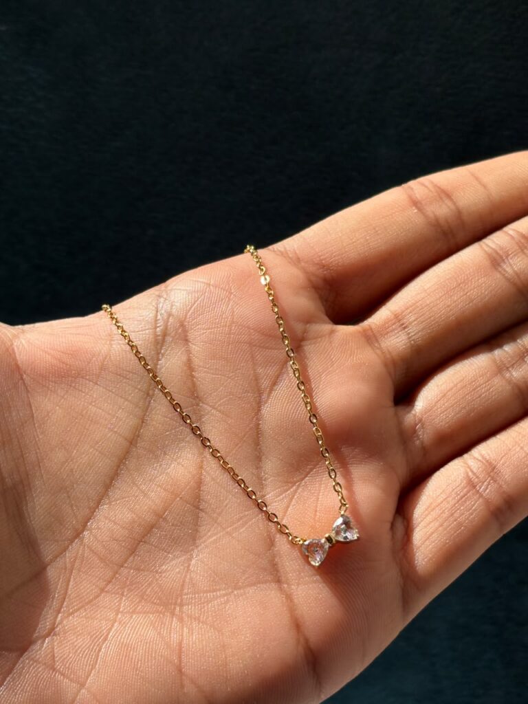 White bow chain