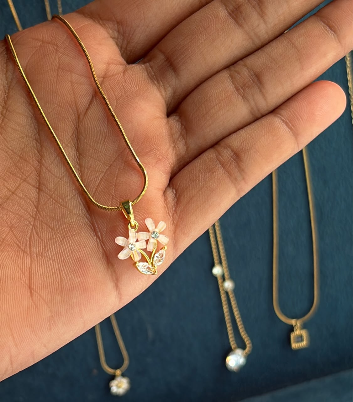 daisy pendant chain - Image 1