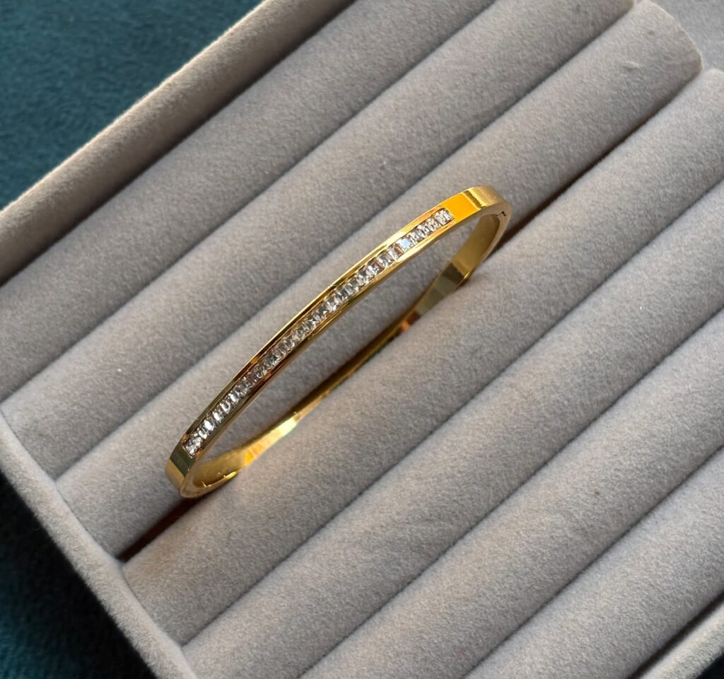 Stone anti-tarnish kada